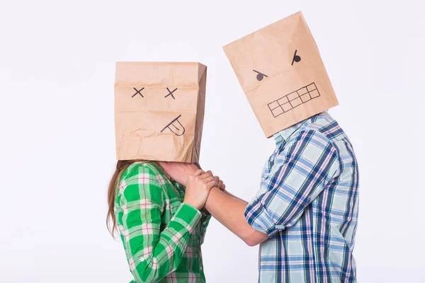 Насилие над женщиной. Агрессивный мужчина с мешком на голове душит свою женщину. Негативные отношения в партнерстве . — стоковое фото