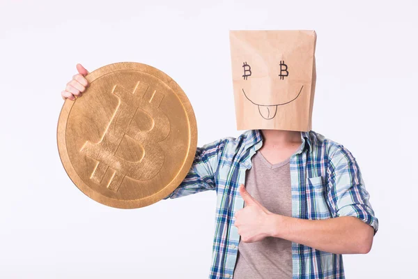 Bitcoin de oro en una mano de hombre divertido, Digitall símbolo de una nueva moneda virtual . — Foto de Stock