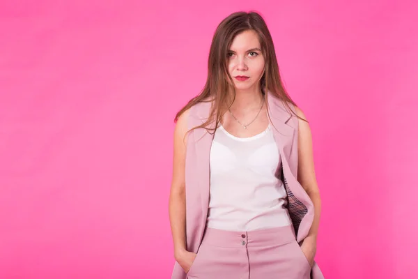 Närbild av modern affärskvinna med utrymme rosa bakgrund, kvinna stående självsäker pose. Casual outfits affärsidé — Stockfoto