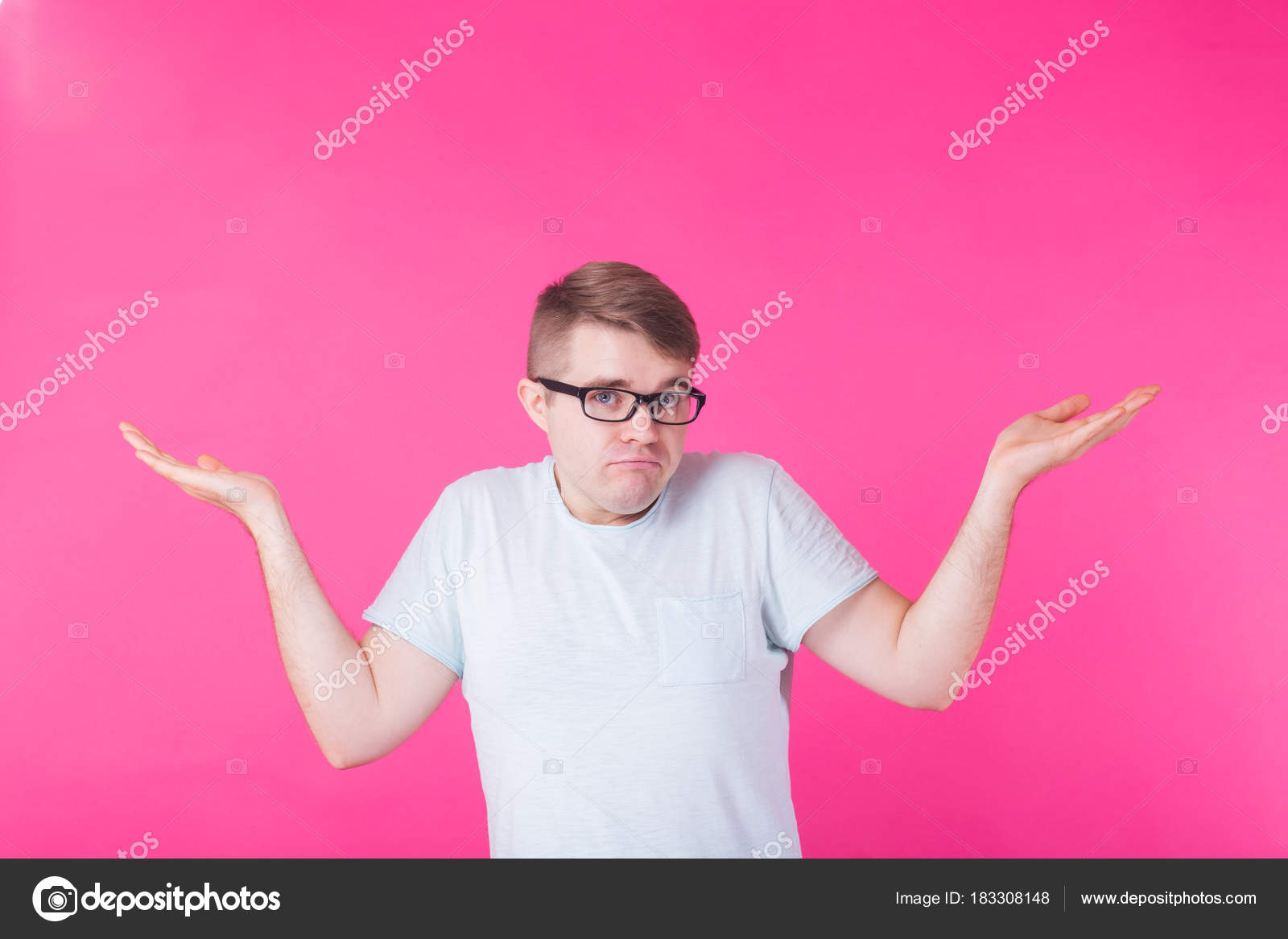 I don't know мем кристофер уокен. I don`t know. человек в растерянности. Don't know vector. человек в костюме пожимает плечами.