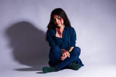 Tecavüz kanlı kurban kadın karanlık bir tünele katta oturur üzgün hırpalanmış. Cinsel saldırı kavramı gerçek insanlar. kopya alanı