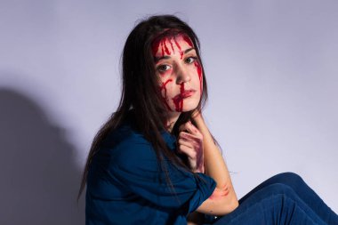 Tecavüz kanlı kurban kadın karanlık bir tünele katta oturur üzgün hırpalanmış. Cinsel saldırı kavramı gerçek insanlar. kopya alanı