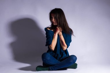 Tecavüz kanlı kurban kadın karanlık bir tünele katta oturur üzgün hırpalanmış. Cinsel saldırı kavramı gerçek insanlar. kopya alanı