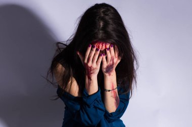 Tecavüz kanlı kurban kadın karanlık bir tünele katta oturur üzgün hırpalanmış. Cinsel saldırı kavramı gerçek insanlar. kopya alanı