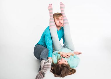 Portre heyecanlı çift kamera beyaz arka plan üzerinde dalga geçmeyi komik anlar. Eğlenceli, hafta sonları ve Sevgililer günü kavramı