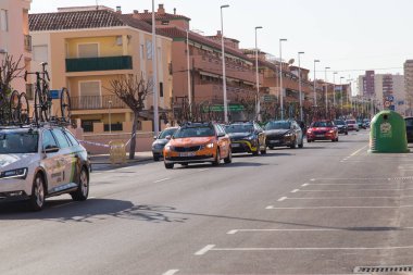 Oropesa Del Mar, İspanya - 31 Ocak 2018: arabalar La Vuelta bisiklet yarışında üzerinde 31 Ocak 2018 Oropesa Del Mar, İspanya destek