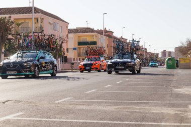 Oropesa Del Mar, İspanya - 31 Ocak 2018: arabalar La Vuelta bisiklet yarışında üzerinde 31 Ocak 2018 Oropesa Del Mar, İspanya destek