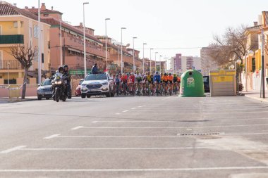 Oropesa Del Mar, İspanya - 31 Ocak 2018: Bicyclists La İspanya Bisiklet Turu Başlat bisiklet yarışında üzerinde 31 Ocak 2018 Oropesa Del Mar, İspanya katılmak