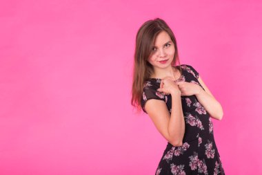 Şık yazlık elbise genç kadın. Pembe bir arka plan üzerinde poz kız.