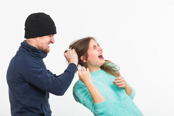 Vrouw slachtoffer van geweld en misbruik. Criminele man slaat een vrouw op witte achtergrond — Stockfoto