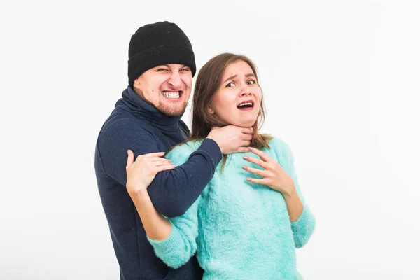 Vrouw slachtoffer van geweld en misbruik. Criminele man slaat een vrouw op witte achtergrond — Stockfoto