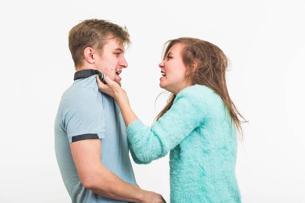 Violencia doméstica, abuso y concepto de personas - La disputa en la familia sobre fondo blanco — Foto de Stock