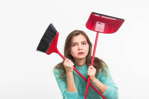 Vrouw of huisvrouw houden bezem, moe om te reinigen, op witte achtergrond, geïsoleerd met kopie ruimte. — Stockfoto