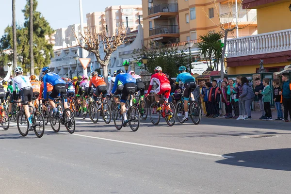 Oropesa Del Mar, Španělsko - 31. ledna 2018: Cyklisté zúčastnit spustit cyklistický závod v La Vuelta na 31 ledna 2018 v Oropesa Del Mar, Španělsko — Stock fotografie