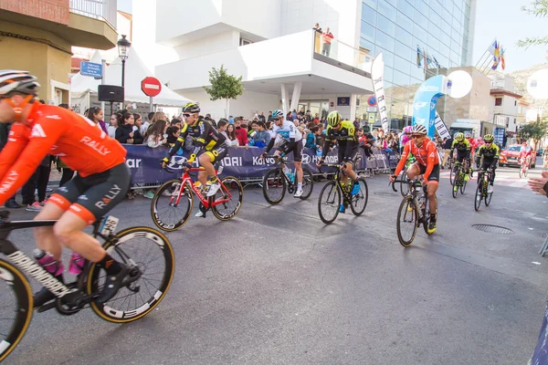 Oropesa Del Mar, Španělsko - 31. ledna 2018: Cyklisté zúčastnit spustit cyklistický závod v La Vuelta na 31 ledna 2018 v Oropesa Del Mar, Španělsko — Stock fotografie