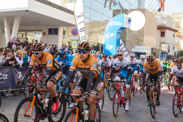 OROPESA DEL MAR, ESPAGNE - 31 JANVIER 2018 : Les cyclistes participent à la course cycliste de départ à La Vuelta le 31 janvier 2018 à Oropesa Del Mar, Espagne — Photo