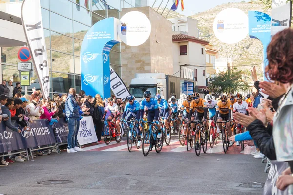 Προορισμό Oropesa Del Mar, Ισπανία - 31 Ιανουαρίου 2018: Ποδηλάτες που συμμετέχουν στον αγώνα ποδηλάτων έναρξη στο La Vuelta στις 31 Ιανουαρίου 2018 στον προορισμό Oropesa Del Mar, Ισπανία — Φωτογραφία Αρχείου
