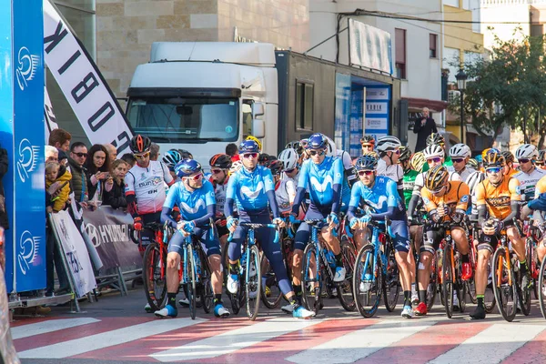 Oropesa Del Mar, Spanien - 31 januari 2018: Cyklister delta i start cykel race i La Vuelta på 31 januari 2018 i Oropesa Del Mar, Spanien — Stockfoto