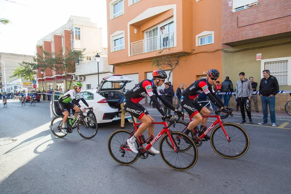 OROPESA DEL MAR, SPAGNA - 31 GENNAIO 2018: I ciclisti partecipano alla gara ciclistica di partenza a La Vuelta il 31 gennaio 2018 a Oropesa Del Mar, Spagna — Foto Stock