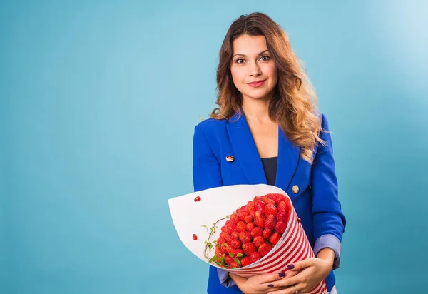 Mujer joven con un ramo de fresa — Foto de Stock