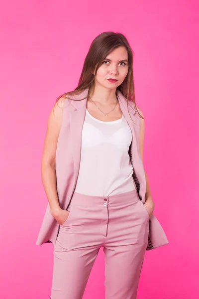 Close up mulher de negócios moderna com fundo rosa espaço, mulher de pé pose confiante. Conceito de negócio de roupas casuais — Fotografia de Stock