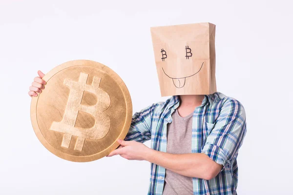 Bitcoin de oro en una mano de hombre divertido, Digitall símbolo de una nueva moneda virtual . — Foto de Stock