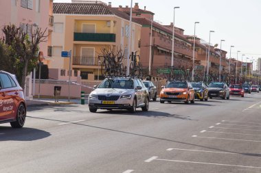 Oropesa Del Mar, İspanya - 31 Ocak 2018: arabalar La Vuelta bisiklet yarışında üzerinde 31 Ocak 2018 Oropesa Del Mar, İspanya destek