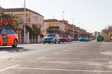 Oropesa Del Mar, İspanya - 31 Ocak 2018: arabalar La Vuelta bisiklet yarışında üzerinde 31 Ocak 2018 Oropesa Del Mar, İspanya destek