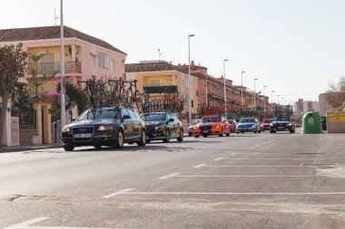 Oropesa Del Mar, İspanya - 31 Ocak 2018: arabalar La Vuelta bisiklet yarışında üzerinde 31 Ocak 2018 Oropesa Del Mar, İspanya destek