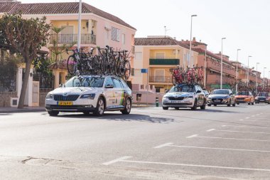 Oropesa Del Mar, İspanya - 31 Ocak 2018: arabalar La Vuelta bisiklet yarışında üzerinde 31 Ocak 2018 Oropesa Del Mar, İspanya destek