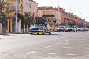 Oropesa Del Mar, İspanya - 31 Ocak 2018: arabalar La Vuelta bisiklet yarışında üzerinde 31 Ocak 2018 Oropesa Del Mar, İspanya destek