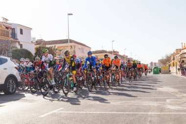 Oropesa Del Mar, İspanya - 31 Ocak 2018: Bicyclists La İspanya Bisiklet Turu Başlat bisiklet yarışında üzerinde 31 Ocak 2018 Oropesa Del Mar, İspanya katılmak