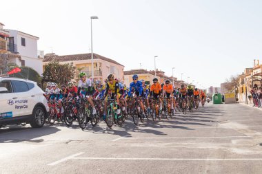 Oropesa Del Mar, İspanya - 31 Ocak 2018: Bicyclists La İspanya Bisiklet Turu Başlat bisiklet yarışında üzerinde 31 Ocak 2018 Oropesa Del Mar, İspanya katılmak