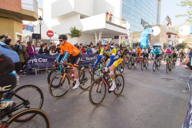 Oropesa Del Mar, İspanya - 31 Ocak 2018: Bicyclists La İspanya Bisiklet Turu Başlat bisiklet yarışında üzerinde 31 Ocak 2018 Oropesa Del Mar, İspanya katılmak