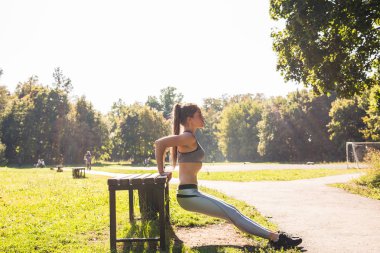 Spor, fitness, egzersiz ve yaşam kavramı - kadın açık havada spor yapmak.