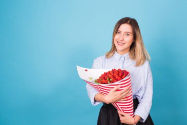 Çilek yapılan buket tutan güzel kadın