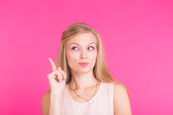 Retrato de estudio de una hermosa joven pensando y mirando a un lado . — Foto de Stock