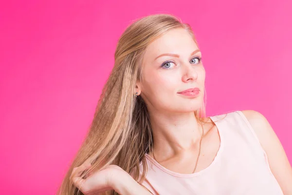 Счастливая блондинка на розовом фоне. Модель в стиле хайрстайл — стоковое фото