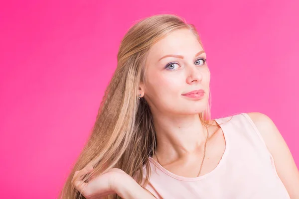 Mulher loira feliz no fundo rosa. Modelo de moda sorridente com penteado — Fotografia de Stock