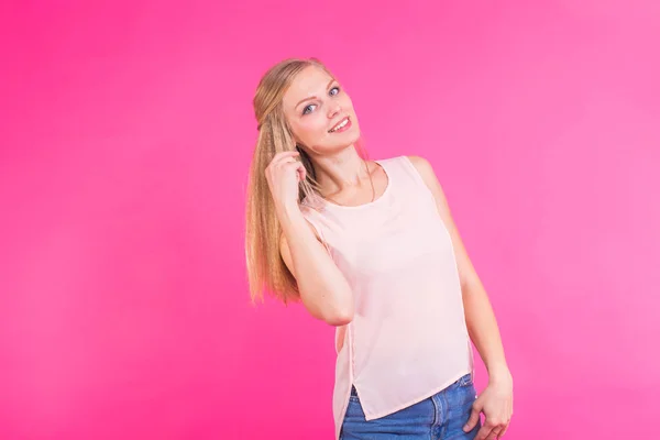 Portret van een zeker jonge blonde vrouw — Stockfoto