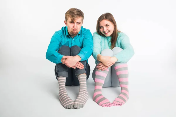 Casal feliz se divertindo e brincando. Um homem e uma mulher alegres divirtam-se. Bom relacionamento e conceito dia dos namorados — Fotografia de Stock