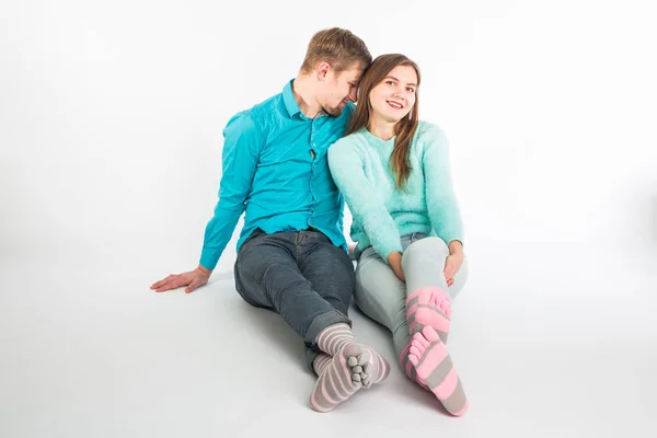 Pareja feliz divirtiéndose y tonteando. Hombre y mujer alegres pasar un buen rato. Buena relación y concepto de día de San Valentín — Foto de Stock