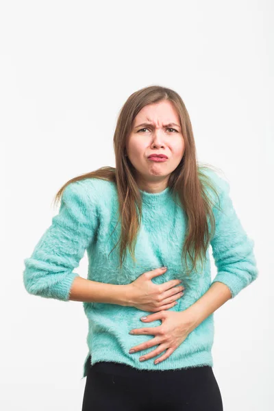 Mujer con dolor de estómago sobre fondo azul —  Fotos de Stock