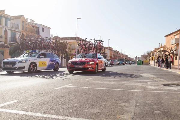 Oropesa Del Mar, Španělsko - 31. ledna 2018: Podporují auta na kolo závodu La Vuelta na 31 ledna 2018 v Oropesa Del Mar, Španělsko — Stock fotografie