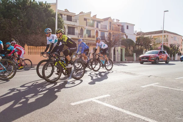 Oropesa Del Mar, Španělsko - 31. ledna 2018: Cyklisté zúčastnit spustit cyklistický závod v La Vuelta na 31 ledna 2018 v Oropesa Del Mar, Španělsko — Stock fotografie