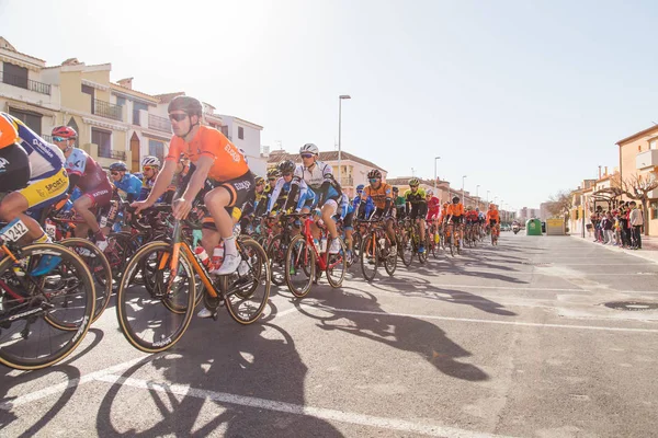 OROPESA DEL MAR, ESPAGNE - 31 JANVIER 2018 : Les cyclistes participent à la course cycliste de départ à La Vuelta le 31 janvier 2018 à Oropesa Del Mar, Espagne — Photo