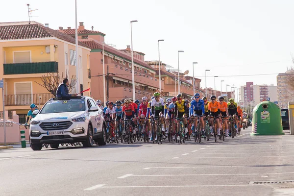 오로 페 사 델 마 르, 스페인-2018 년 1 월 31 일: 오로 페 사 델 마 르, 스페인에서에서 2018 년 1 월 31 일에 La Vuelta 시작 자전거 경주에 자전거 참여 — 스톡 사진