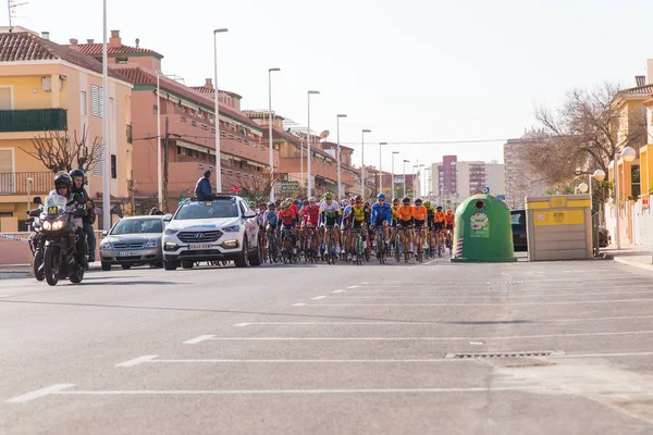 Oropesa Del Mar, Španělsko - 31. ledna 2018: Cyklisté zúčastnit spustit cyklistický závod v La Vuelta na 31 ledna 2018 v Oropesa Del Mar, Španělsko — Stock fotografie