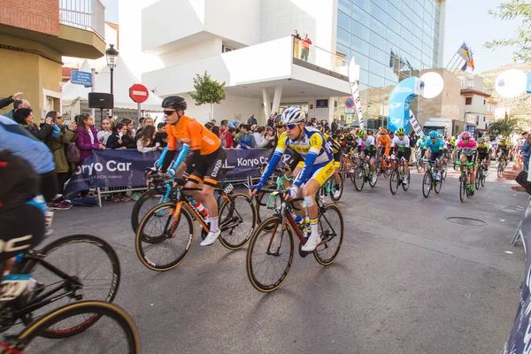 OROPESA DEL MAR, SPANIA 31 IANUARIE 2018: Bicicliștii participă la cursa de biciclete de start de la La Vuelta pe 31 ianuarie 2018 la Oropesa Del Mar, Spania — Fotografie, imagine de stoc