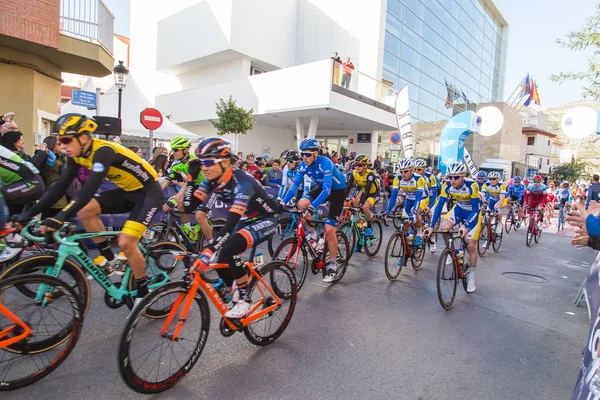 OROPESA DEL MAR, ESPAGNE - 31 JANVIER 2018 : Les cyclistes participent à la course cycliste de départ à La Vuelta le 31 janvier 2018 à Oropesa Del Mar, Espagne — Photo